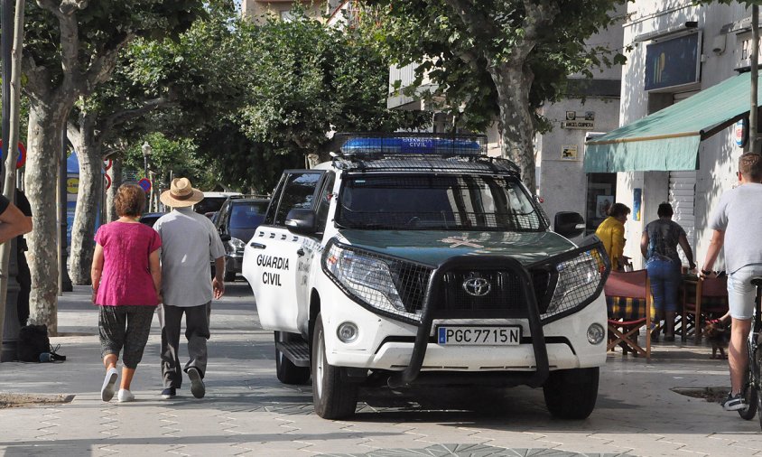 Vehicle de la Guàrdia Civil estacionat al mig del passeig la Salle durant una operació policial, el juny de 2016