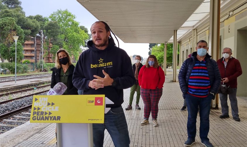 Imatge de la roda de premsa de la CUP, ahir al matí, a l'antiga estació de tren de Salou