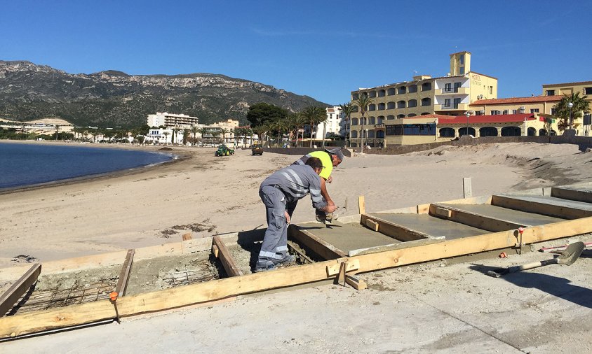 Imatge dels treballs de condicionament que s'estan fent a les platges