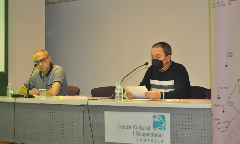Imatge de la conferència de Jaume Borràs, ahir al vespre, acompanyat del director del Museu d'Història, Gerard Martí