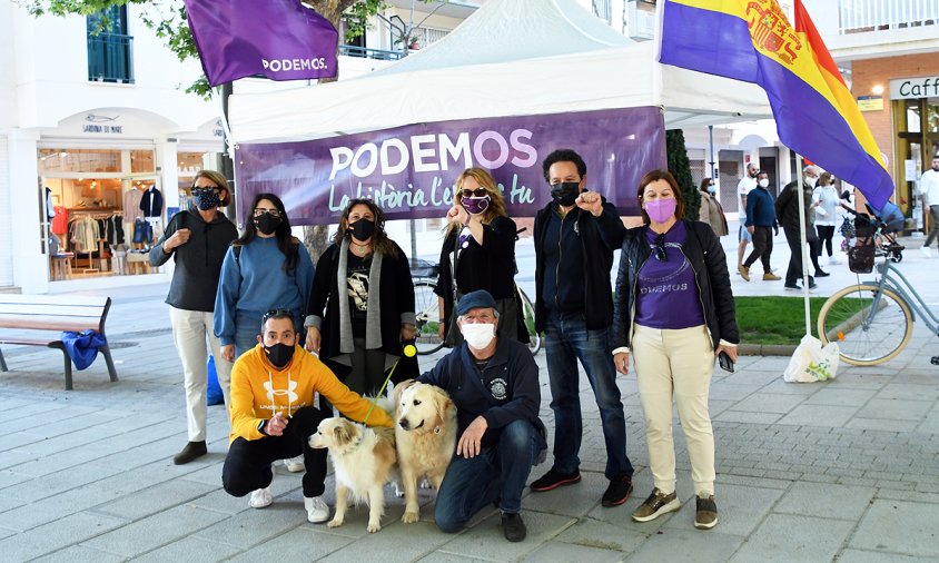 Podem Cambrils va muntar una carpa informativa, ahir, a la plaça de mossèn Batalla