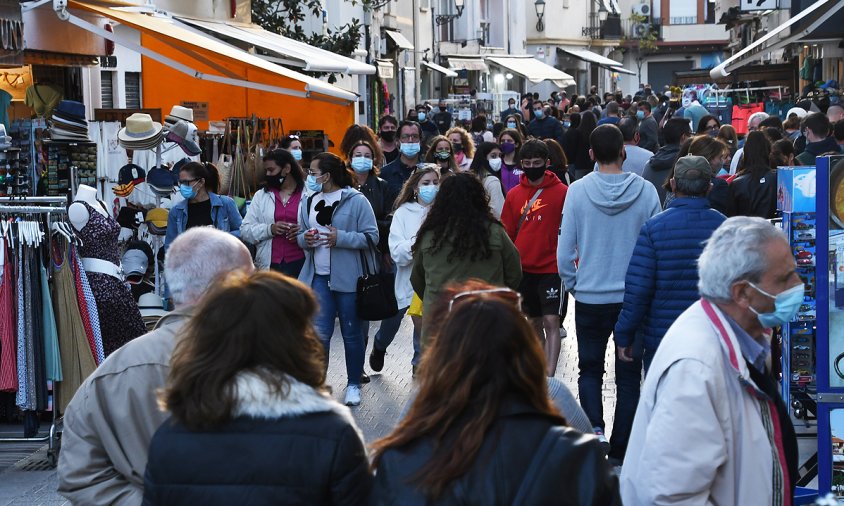 Gent passejant pel carrer Consolat de Mar, al port de Cambrils, durant la Setmana Santa