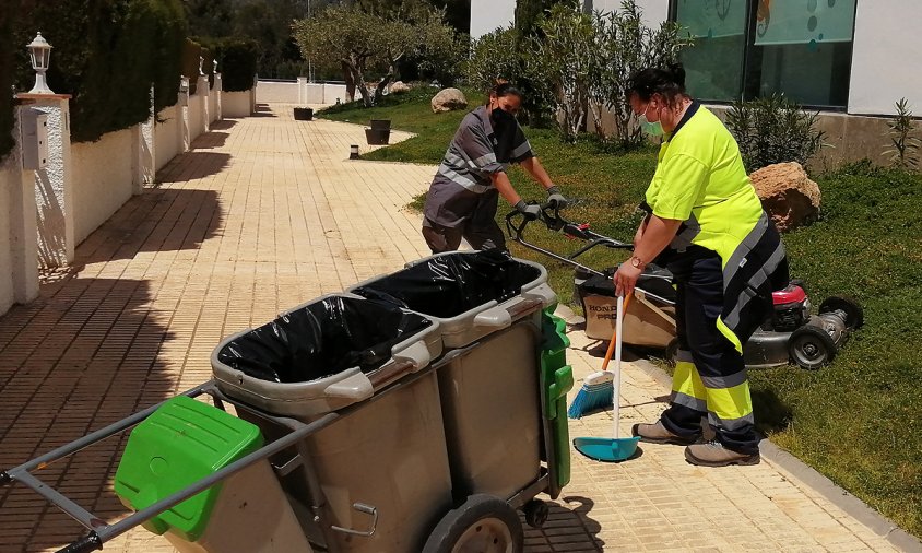 Imatge d'unes persones contractades amb el nou pla d'ocupació de l'Ajuntament de Vandellòs i l'Hospitalet de l'Infant