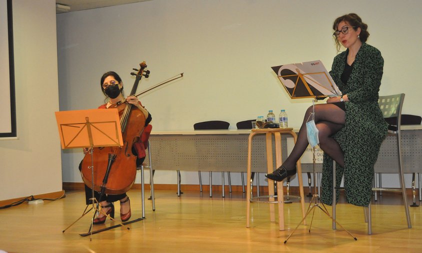 Un moment de la lectura dramatitzada a càrrec d'Àngels Bassa i Esther Vila al violoncel