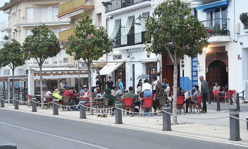 Terrasses amb gent, ahir al vespre, al port de Cambrils