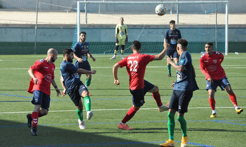 Un moment del partit entre el Marina Cambrils i el Miami FC, el passat dissabte a la tarda