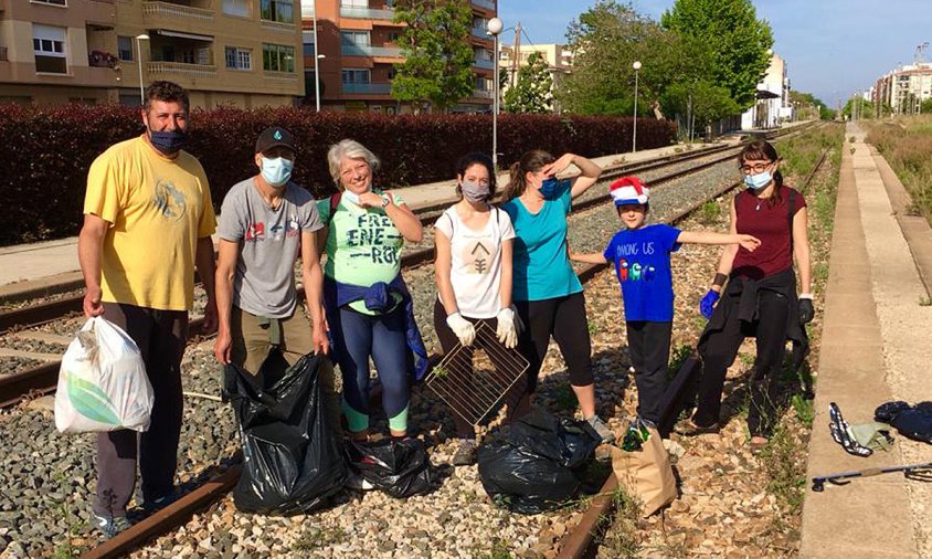 Diversos voluntaris van recollir deixalles al voltant de l'antiga estació de tren