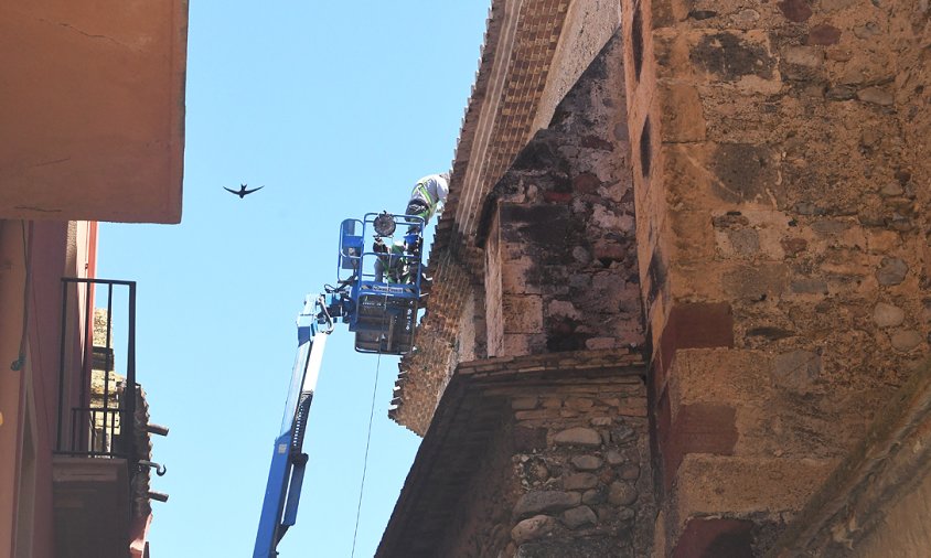 Operaris treballant en la reparació de la teulada de l'església de Santa Maria, ahir al matí
