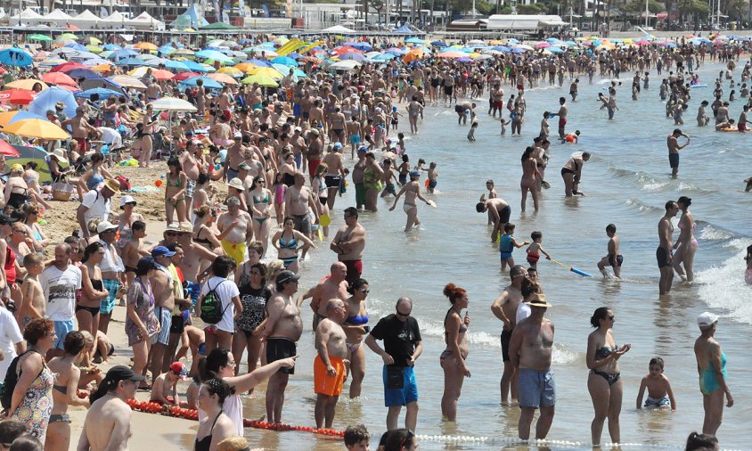 Platja del Regueral atepeïda de gent, el 23 de juny de 2019