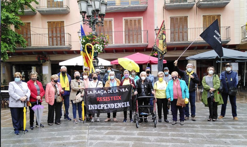 Els Avis i Àvies per la Llibertat amb la nova pancarta que es va estrenar en la concentració d'ahir a la plaça de la Vila