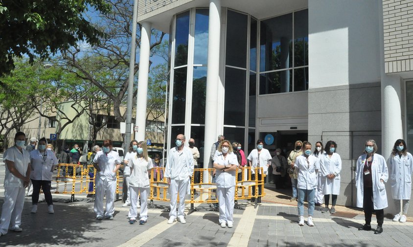 Els professionals sanitaris de l'Hospital Lleuger van guardar un minut de silenci, ahir al migdia, a les portes del centre