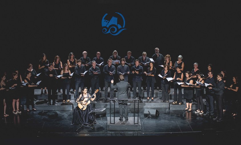 Imatge d'arxiu del Festival Internacional de Guitarra de 2019, de la guitarrista Anabel Montesinos amb el Cor Ciutat de Tarragona