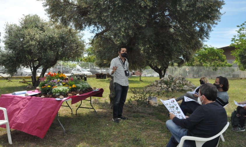 Un moment del taller que es va impartir, ahir al matí, al jardí del Museu Molí de les Tres Eres