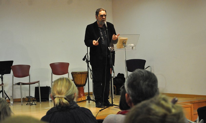 Ramón García Mateos, ahir a la tarda, en la presentació del seu darrer llibre de poesia