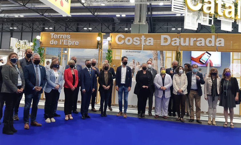 Imatge conjunta dels representants dels municipis de Cambrils, Reus, Salou i Vila-seca a l'estand de la Costa Daurada a FITUR