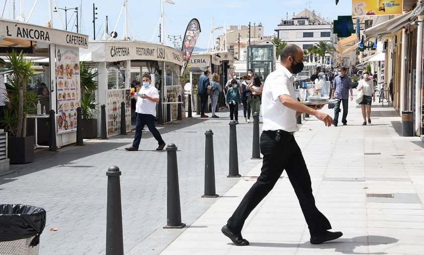 Imatge d'arxiu d'uns cambrers treballant en establiments de la façana marítima del Port