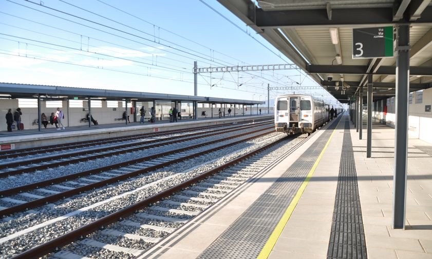 Andanes de l'estació de tren de Cambrils amb un tren Talgo aturat