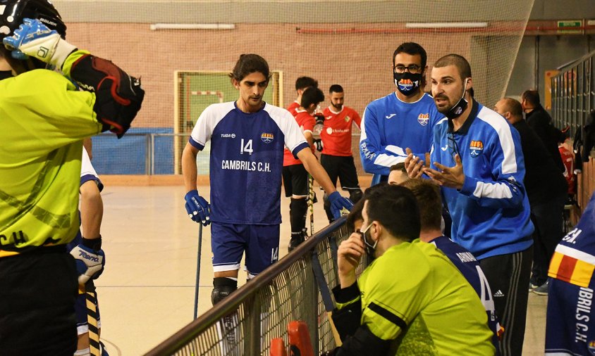 L'entrenador del Cambrils CH parlant amb els jugadors, en un partit d'aquesta temporada