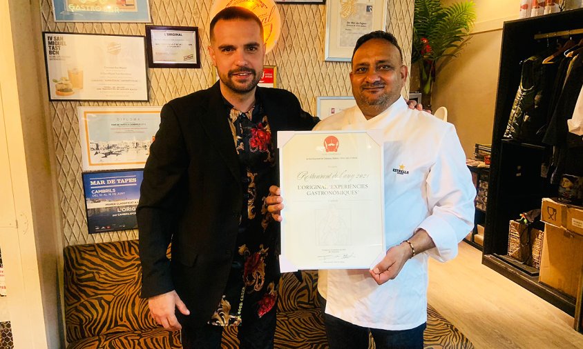 Joan Llaberia amb el xef de l'Original Lovely Shangay, amb el guardó de la Guia Gourmand