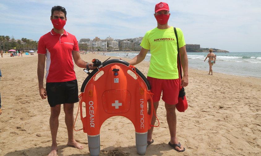 Dos socorristes amb el dron de rescat aquàtic a la platja Llevant de Salou