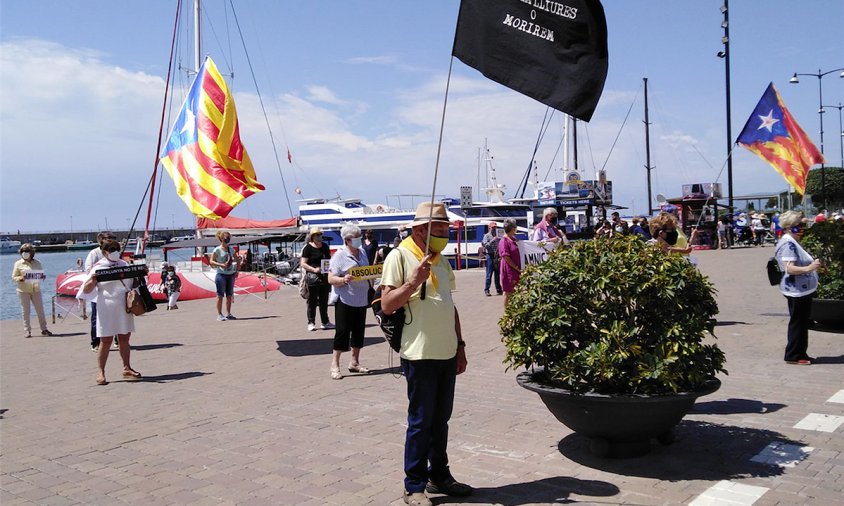 Imatge de la concentració dels Avis i Àvies a la plaça de la Vila, ahir al Port