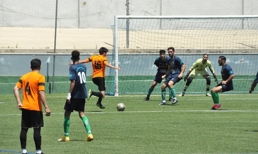 Un moment del partit entre el Marina Cambrils i l'Icomar, disputat ahir al migdia