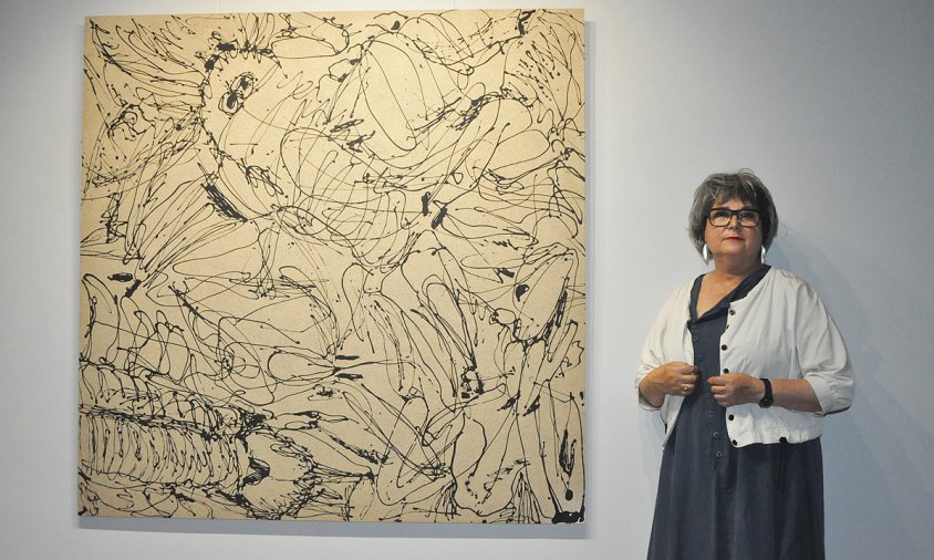 Teresa Felip al costat d'una de les peces de l'exposició de pintura instal·lada a la Sala Àmbits