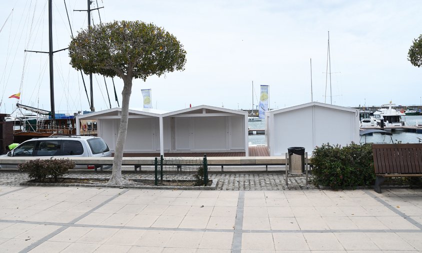 Imatge de les tres casetes instal·lades a la nova marina del port