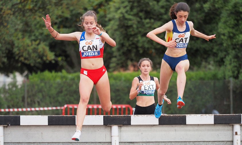 Maria Taggi, a la dreta de la imatge, en un moment de la cursa de 2.000 metres obstacles en el Campionat d'Espanya de Federacions S-18 celebrat a Granollers