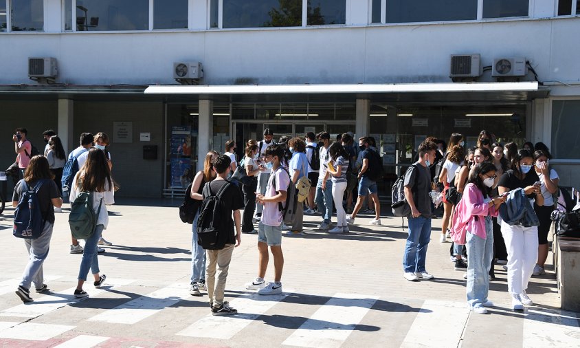 Sortida dels alumnes a l'institut Cambrils després de la prova de castellà, aquest matí