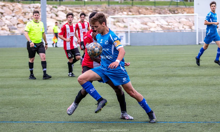 Un moment del partit entre l'equip juvenil del Cambrils Unió i el Segre Atlètic, el passat dissabte a la tarda