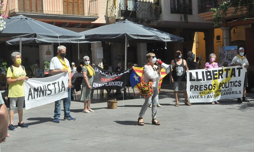 Imatge de la concentració dels Avis i Àvies a la plaça de la Vila, ahir al matí