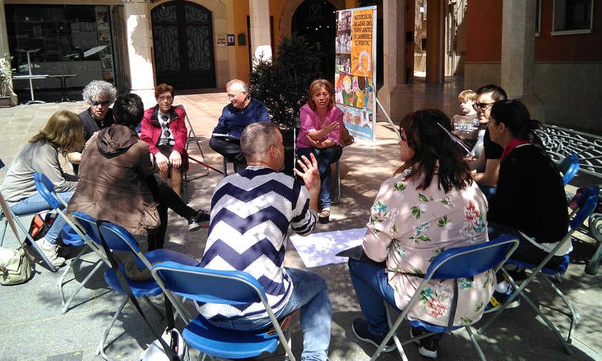 Imatge del taller participatiu que es va fer a la plaça de la Vila, el passat dissabte