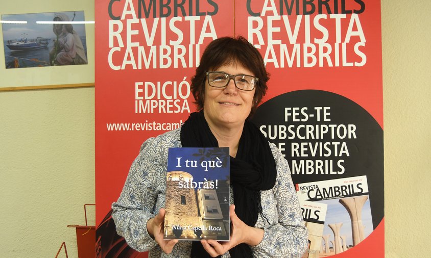 Núria Capella Roca amb el seu llibre, a la seu de Revista Cambrils
