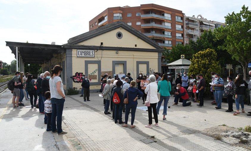 Presentació de la Plataforma Conservem l'Estació de Cambrils, el passat 22 de maig al costat de l'edifici de l'antiga estació