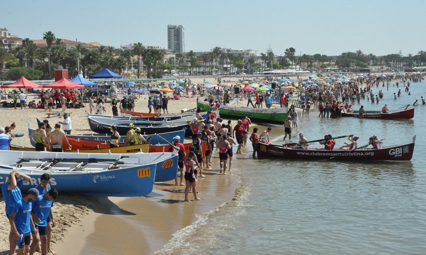 Aspecte de la platja del Regueral, el passat diumenge, durant la disputa de la regata