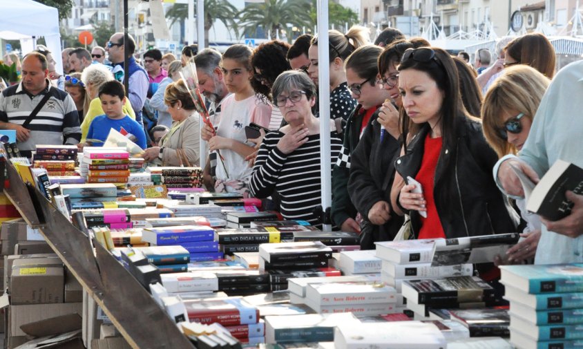 Ambient a les parades de llibres del Mercat de Sant Jordi, ahir a la tarda