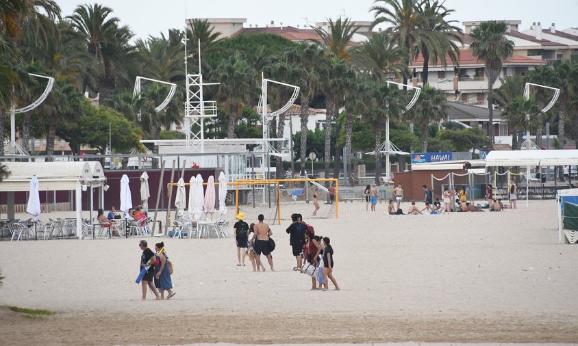 Platja del regueral amb algunes de les guinguetes que hi ha instal·lades en aquest indret