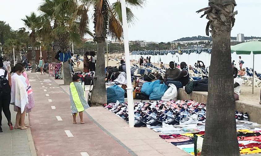 Parades de venda de productes top manta al passeig del Cap de Sant Pere, el passat divendres