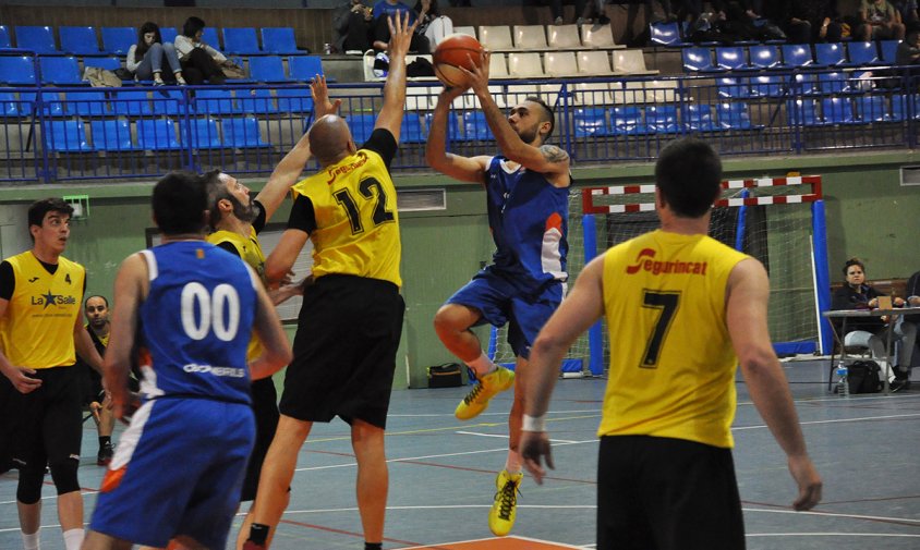 El CB Cambrils es va desfer del Veterans Salle Reus en els darrers minuts del partit