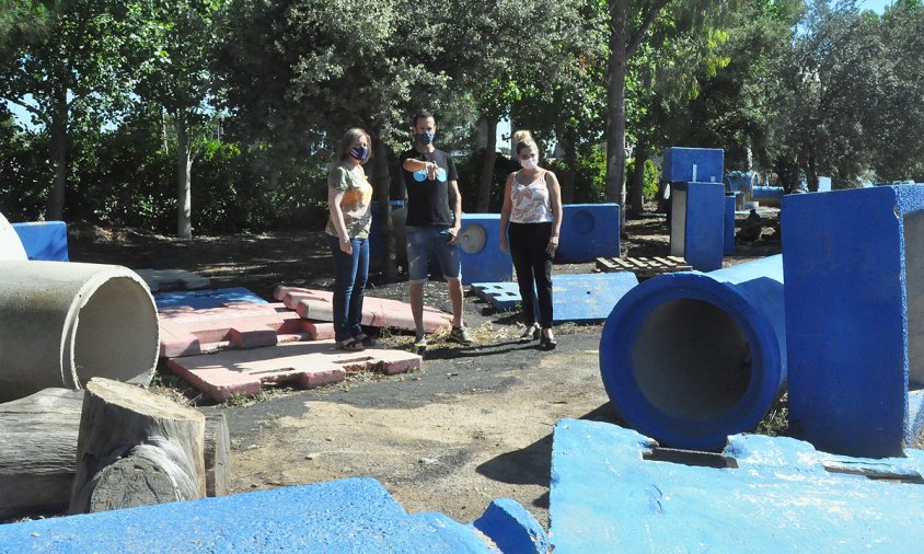 Un moment de la presentació del nou bikepark, situat a la zona esportiva. L'alcaldessa Camí Mendoza i la regidora d'Esports Natàlia Pleguezuelos amb Àngel Batlle