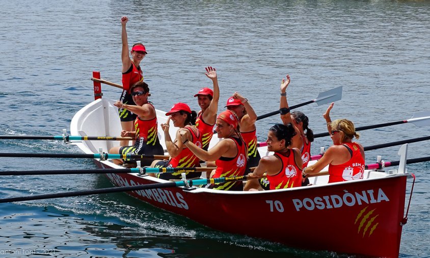 Tripulació de l'equip veterà femení del Club Rem Cambrils, un cop aconseguit el triomf a la regata de Badalona