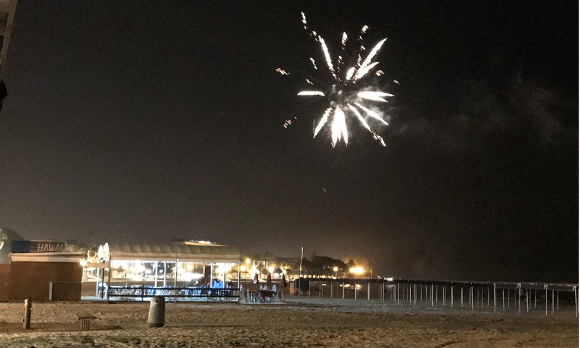 Coets a la platja del Regueral, la revetlla de Sant Joan de l'any passat