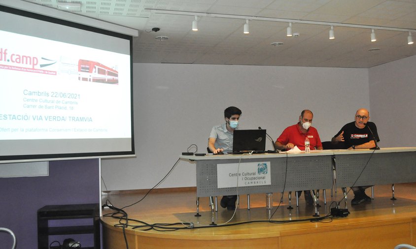 Un moment de la xerrada d'ahir a la tarda al Centre Cultural. D'esquerra a dreta: Gabriel Gras, Carlos Montejano i Ignasi Martí