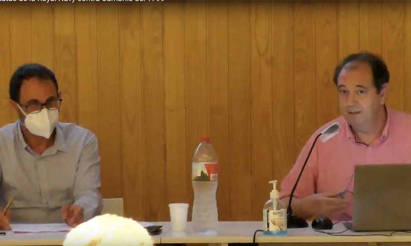 Manel Tarés i Pedro Otiña, en un moment de la xerrada a l'Hospitalet de l'Infant