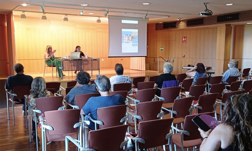 Un moment de la xerrada de Podem a la sala d'actes del Casal Municipal de la Gent Gran