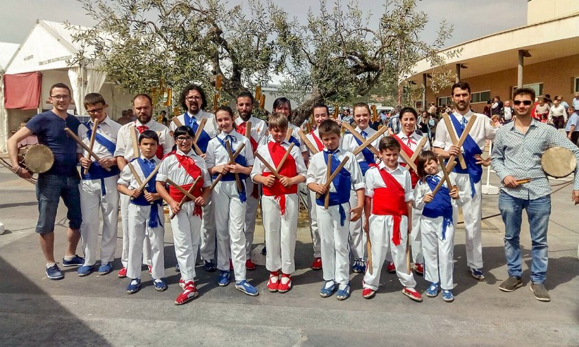 Foto de grup dels bastoners que van actuar a El Perelló