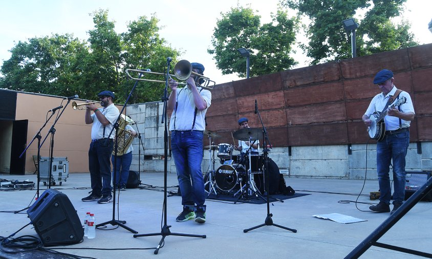 Un moment de l'actuació de l'Stromboli Jazz Band, ahir, al parc del Pescador