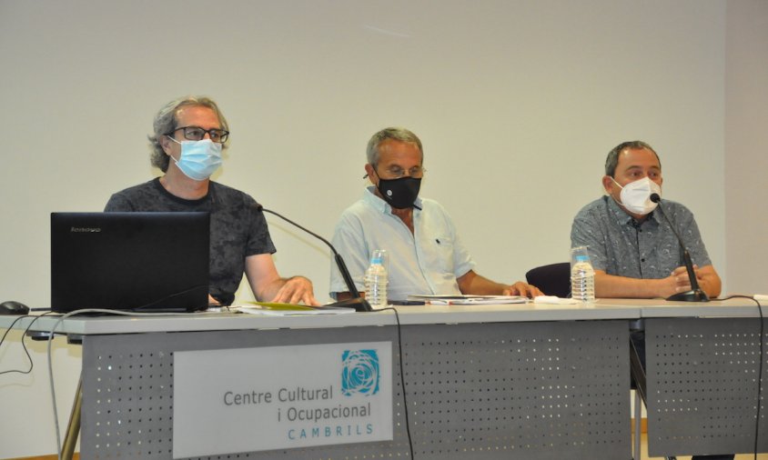 Imatge de la conferència d'ahir al vespre al Centre Cultural. D'esquerra a dreta: Joan Arca, Jordi Piqué i Gerard Martí