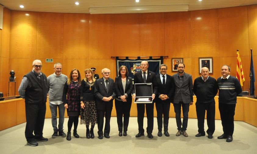 Membres del Centre d'Estudis Cambrilencs juntament amb l'alcaldessa Camí Mendoza, a l'acte de lliurament de desembre 2019